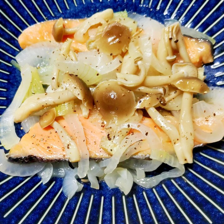 フライパンで、鮭と野菜の蒸し煮